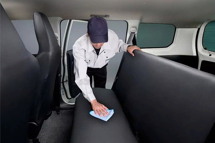 Trang bị nội thất tùy chọn của xe có thêm gương chiếu hậu chống chói tự động kèm màn hình nhỏ và bọc ghế dễ lau chùi dành cho khách hàng ưu tiên sự thực dụng hơn là êm ái. Nằm bên trong thân vỏ của mẫu xe wagon này vẫn là nền tảng khung gầm của Toyota Corolla Axio và Fielder vốn đã bị ngừng sản xuất từ đầu nằm 2025.