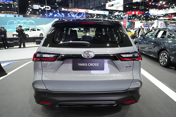 Bản cao cấp hơn là HEV Premium Luxury có thêm cửa sổ trời toàn cảnh có giá 899.000 baht (730 triệu đồng). Trong khi đó, phiên bản NightShade vừa ra mắt được định giá 919.000 baht (745 triệu đồng).