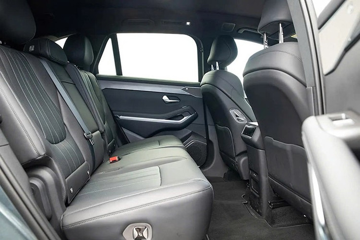 Cột D được thiết kế đặc biệt nhằm cải thiện ánh sáng tự nhiên và tầm nhìn cho hàng ghế thứ ba. Trong khi đó, nóc xe tích hợp một cụm cảm biến LiDAR giúp tăng cường khả năng lái thông minh.