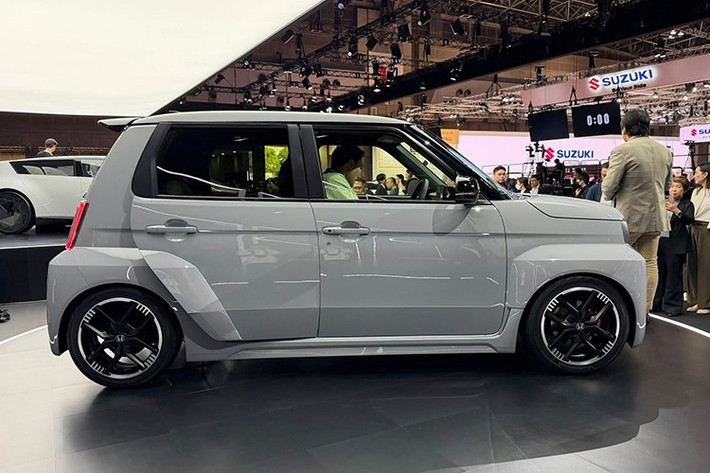 Honda Super-ONE Prototype được định hình theo triết lý thiết kế “e: dash booster” – biến mỗi chuyến đi thường nhật thành một trải nghiệm lái xe đầy phấn khích. Tên gọi “Super-ONE” mang ý nghĩa là mẫu xe “one and only” – độc nhất vô nhị – đại diện cho bước tiến vượt giới hạn của một mẫu BEV (xe điện chạy pin) truyền thống.