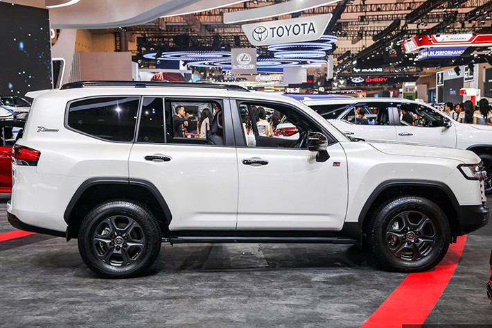 GR Sport được Toyota phát triển theo phong cách đặc trưng của bộ phận hiệu năng cao Gazoo Racing. Toàn bộ phần đầu xe được thiết kế lại với lưới tản nhiệt dạng tổ ong sơn đen mờ, dòng chữ “TOYOTA” in nổi chính giữa thay cho logo truyền thống, kết hợp với cụm đèn pha LED vuốt ngang sắc nét và hốc gió mở rộng.