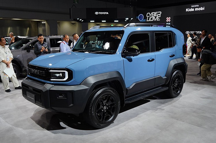 Không lâu sau khi Toyota hé lộ một số thông tin và hình ảnh, sáng 29/10/2025 mẫu SUV cỡ nhỏ hoàn toàn mới Toyota Land Cruiser FJ 2026 chính thức xuất hiện "bằng xương bằng thịt" trước công chúng cũng như giới truyền thông tham gia Japan Mobility Show 2025 - Triển lãm ôtô Nhật Bản (tên gọi mới của Tokyo Motor Show trước đây).