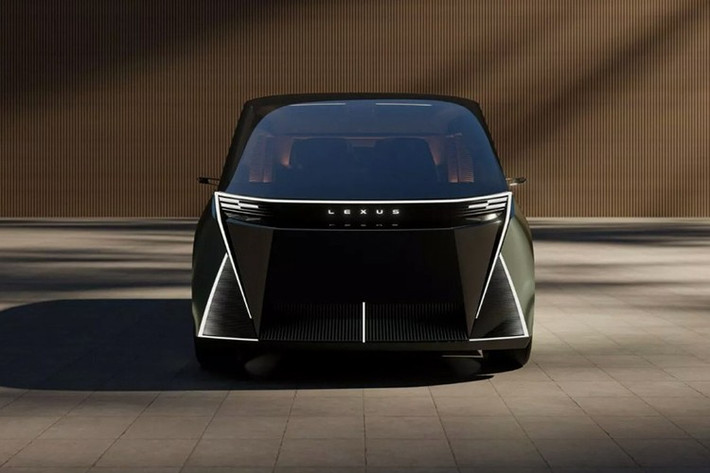 Đáng chú ý, mẫu xe Lexus LS minivan 6 bánh sử dụng hai trục sau với bốn bánh nhỏ hơn bánh trước – chi tiết thiết kế chưa được giải thích cụ thể.