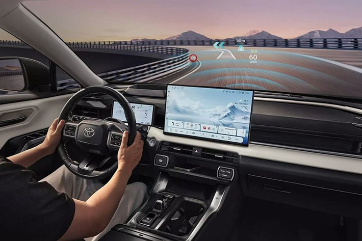 Bên cạnh đó là hai phiên bản hybrid tự sạc: một bản 2.0L công suất 193 mã lực và bản 2.5L dẫn động bốn bánh E-Four công suất 236 mã lực. Toyota hiện chưa cung cấp phiên bản plug-in hybrid tại thị trường này.