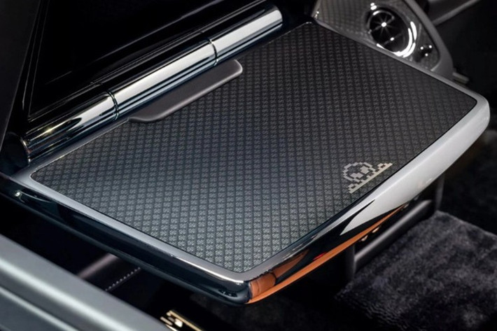 Ở hàng ghế sau, phần ốp tủ lạnh được vẽ thủ công cảnh giao chiến trên mặt trăng, với hai đĩa bay bằng thép không gỉ đặt nổi trên nền bầu trời sao được xử lý bằng kỹ thuật phun sơn nhiều lớp.