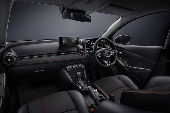 Mazda cũng tiếp tục duy trì biến thể đặc biệt với ghế hành khách có thể xoay, hỗ trợ người cao tuổi hoặc người có hạn chế vận động dễ dàng lên xuống xe. Ngoài các phiên bản tiêu chuẩn, Mazda còn cung cấp nhiều gói phụ kiện và chủ đề trang trí đầy màu sắc như Rookie Drive, Clap Pop và Sci-Fi,