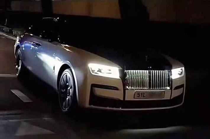 Một trong các mẫu xe đắt đỏ nhất đang có mặt trong garage xe của MC Trấn Thành chính là Rolls-Royce Ghost thế hệ mới, đây là bản Series I, có giá lăn bánh lên đến gần 40 tỷ đồng, anh cũng là nghệ sĩ đầu tiên sở hữu 1 chiếc xe Ghost đời mới.