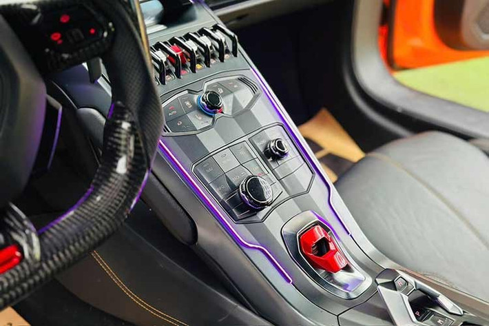 Siêu xe Lamborghini Huracan LP610-4 mang biển tứ quý 8 này sử dụng động cơ V10, dung tích 5.2 lít, sản sinh công suất tối đa 610 mã lực và mô-men xoắn cực đại 560 Nm. Chiếc xe này được chủ nhân độ lại hệ thống ống xả của Capristo.