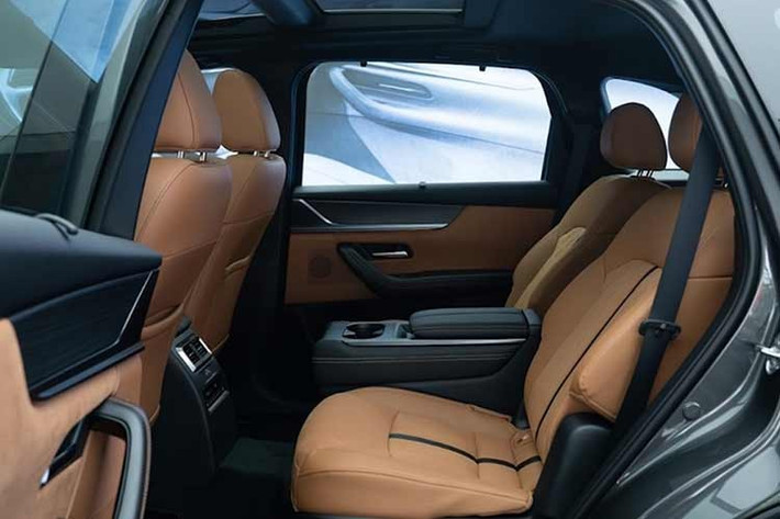 Trung tâm điều khiển là sự kết hợp giữa màn hình thông tin và màn hình giải trí đồng kích thước 12,3 inch, đi kèm hiển thị thông tin trên kính lái HUD và hệ thống âm thanh 12 loa Bose cao cấp. Sự tiện nghi được đảm bảo tối đa với điều hòa tự động 3 vùng độc lập và sạc không dây.