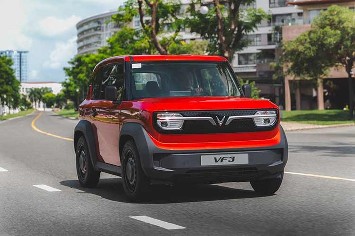 VinFast VF3 từ 305 triệu đồng ﻿Mẫu xe mini điện VinFast VF3 hiện có giá 305 triệu đồng cho bản Eco và 315 triệu đồng cho bản Plus. So với Minio Green, VF 3 có kích thước lớn hơn với thân xe rộng hơn và chiều dài cơ sở dài hơn. Xe vẫn thuộc phân khúc xe điện mini hai cửa, bốn chỗ.