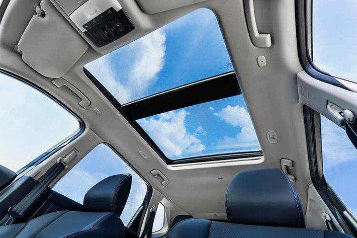 Một số chi tiết trên ghế trước, ghế sau, vô lăng và hệ thống giải trí màn hình 12 inch cũng được tinh chỉnh. Điểm nâng cấp đáng chú ý nhất nằm ở công nghệ khi X-Trail lần đầu tiên được trang bị Google built-in. Nhờ đó, người dùng có thể sử dụng nhiều dịch vụ trực tiếp trên xe mà không cần kết nối điện thoại.