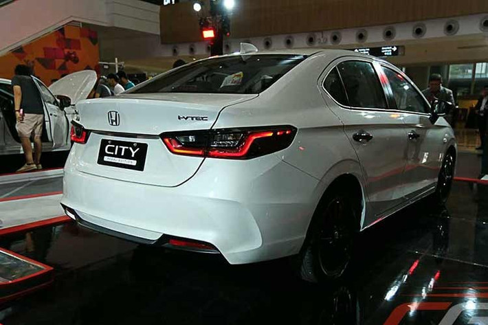Về ngoại hình, thiết kế của Honda City 30th Anniversary Pearl Edition bản đặc biệt trở nên thanh thoát hơn với nhiều đường sóng lượn tạo điểm nhấn. Xe trang bị logo huy hiệu kỷ niệm 30 năm trên chắn bùn trước và cửa cốp sau.