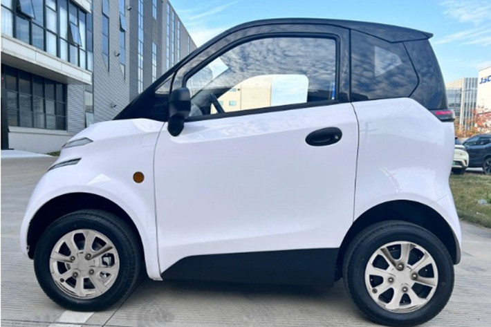 Trong khi đó, bản pin tháo rời có thể di chuyển khoảng 150 km, cho phép người dùng mang pin vào nhà để sạc. Giải pháp này phù hợp với các hộ gia đình ở chung cư mini, nhà ống hoặc khu vực không có chỗ đỗ xe gắn liền với trạm sạc.