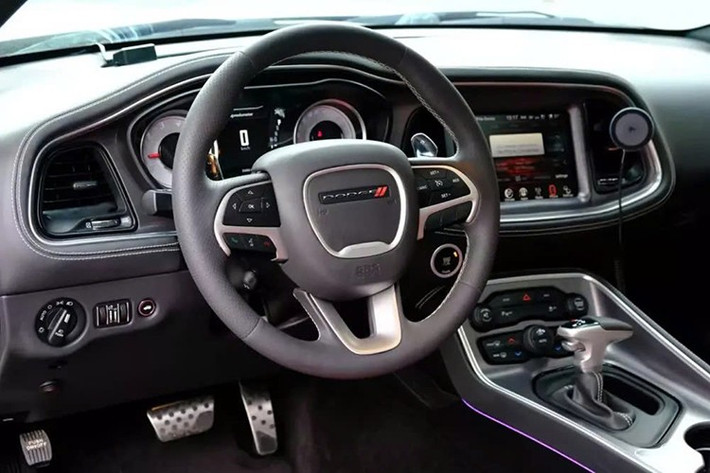 Nội thất xe được bọc da hai tông màu trắng và đen, tạo điểm nhấn bằng các đường chỉ khâu tương phản mang phong cách sang trọng. Mẫu xe thể thao này có cấu hình 4 chỗ ngồi, tuy nhiên hàng ghế sau chỉ thực sự phù hợp với trẻ em. Sau 9 năm sử dụng, các ghế ngồi đã xuất hiện nhiều vết nhăn, đặc biệt ở hàng ghế sau.