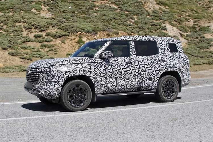 Phần đầu xe mang đậm DNA của Triton thế hệ mới, với lưới tản nhiệt cỡ lớn đặt thẳng đứng, cụm đèn chiếu sáng chia tách và thiết kế tổng thể đầy bề thế. Kích thước xe cũng tăng đáng kể so với người tiền nhiệm, hứa hẹn mang đến khoang nội thất rộng rãi hơn, phù hợp với vai trò một mẫu SUV 7 chỗ đa dụng dành cho gia đình.