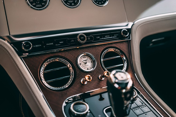 Khi mở cửa vào ban đêm, đèn chào mừng chiếu hình hoạt hình một chiếc lông vũ – gợi nhắc chiếc lông trên mũ của trung úy trong bức tranh. Họa tiết lông vũ cũng xuất hiện trên ốp cửa trước/sau, trong khi bậc cửa và chắn bùn trước đều mang bảng tên "Dutch Masters Collection".