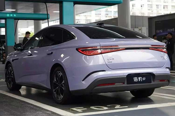 BYD Seal 07 EV 2026 sử dụng cấu hình dẫn động cầu sau với mô-tơ đồng bộ nam châm vĩnh cửu có công suất tối đa 240 kW (khoảng 322 mã lực). Theo hồ sơ đăng ký với Bộ Công nghiệp và Công nghệ Thông tin Trung Quốc (MIIT), xe được trang bị pin có dung lượng 69 kWh, cho phạm vi hoạt động 705 km sau khi sạc đầy theo chu trình CLTC.