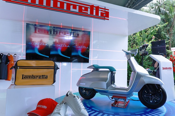 Hiện tại, Lambretta chưa có kế hoạch thương mại đối với dòng xe scooter thuần điện nói chung và Elettra nói riêng. Phiên bản thương mại chắc chắn sẽ có nhiều trang bị tiện nghi hơn hướng đến nhóm khách hàng cao cấp.