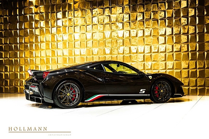 Phiên bản Ferrari 488 Pista Piloti mang theo rất nhiều tùy chọn, chẳng hạn một gói ngoại thất đặc biệt với lớp sơn độc đáo và đồ họa được thiết kế riêng. Xe cũng được trang bị ống dẫn S màu đen mờ trên mặt ca-lăng và cánh gió đuôi vịt, và được ra mắt với màu Rosso Corsa.