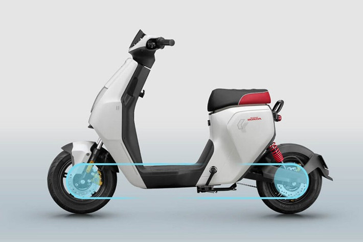 Honda cung cấp ba cấu hình pin khác nhau để người dùng lựa chọn tùy nhu cầu và chi phí. Phiên bản axit chì 48V - 12Ah là lựa chọn tiêu chuẩn với giá thấp nhất, trong khi pin lithium-ion 24Ah mang lại sự cân bằng giữa hiệu suất và chi phí. Cao cấp nhất là pin lithium-ion 30Ah, cho thời lượng sử dụng dài hơn, phù hợp với người di chuyển thường xuyên.