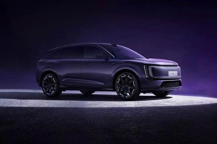 Phần thân xe dễ dàng nhận ra là được thiết kế dựa trên mẫu concept E SUV nhờ vào hệ thống đèn chiếu sáng đặc biệt ở phía trước (đèn pha LED ma trận kỹ thuật số bố trí theo chiều dọc), vòm bánh xe được tạo hình tinh tế và phần nhô ra ngắn. Phần đuôi xe có hình dáng và các chi tiết tương tự như phần đầu xe.