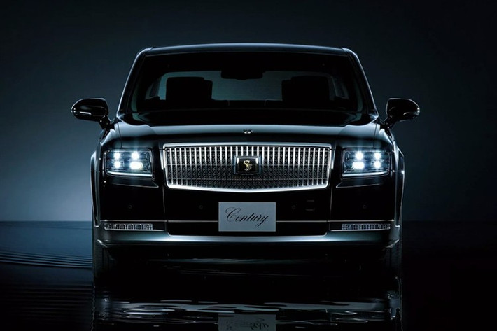 Mẫu xe sedan hạng sang Century 2026 nâng cấp nhà Toyota vẫn giữ nguyên chiều dài 5.335 mm và phong cách thiết kế cổ điển. Điểm nâng cấp đáng chú ý là việc trang bị gói an toàn Toyota Safety Sense thế hệ mới.