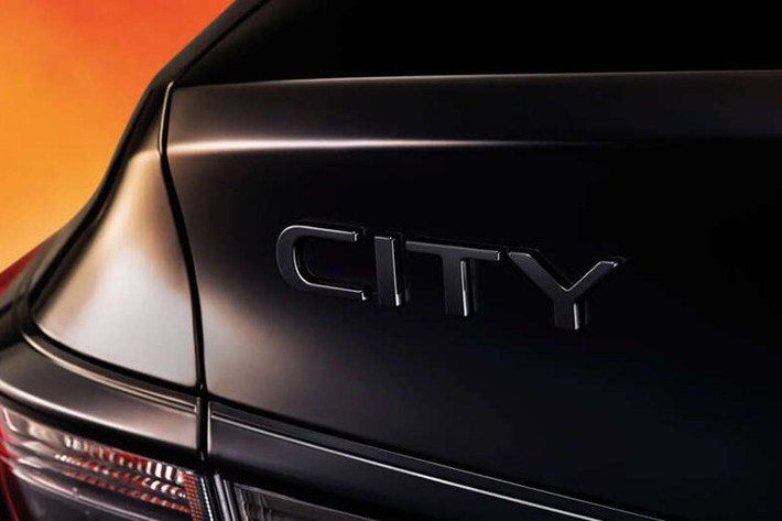 Lưới tản nhiệt của mẫu xe sedan Honda City e:HEV The Black Outshine 2026 mới cũng được thiết kế theo phong cách của bản RS, kết hợp cùng viền trang trí phía trên sơn đen, tạo nên một diện mạo sắc sảo và hiện đại.