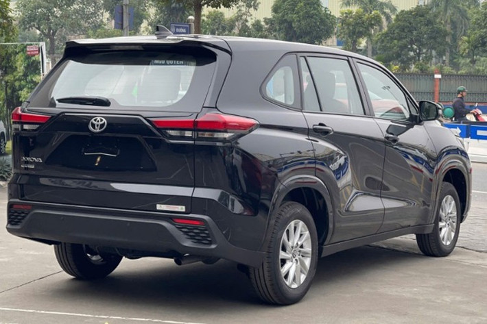 Toyota Innova Cross 2.0G được phân phối với 3 màu sắc: Trắng ngọc trai, Bạc, Đen và chính thức có mặt tại các Đại lý Toyota trên toàn quốc từ ngày 01/12/2025 với mức giá hấp dẫn chỉ từ 730 triệu đồng. Mức giá trên đã bao gồm 10% VAT và được áp dụng đối với mẫu xe Toyota Innova Cross 2.0G xuất hóa đơn từ ngày 01/12/2025.