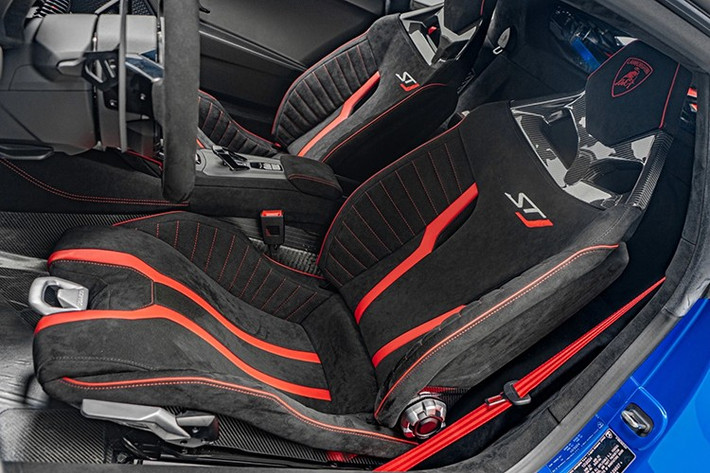 Với ghế thể thao bọc Alcantara màu đen Nero Cosmus có giá 7.800 USD quy đổi 204 triệu đồng, các tùy chọn đường chỉ khâu nội thất là 900 USD 23,5 triệu đồng. Tùy chọn dây đai an toàn màu đỏ Rosso Alala có giá lên đến 1.800 USD quy đổi 47,1 triệu đồng.