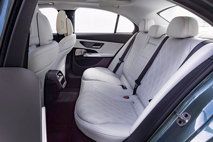 Ngoài ra, sự kiện còn có màn trình diễn thời trang với 15 bộ sưu tập lấy cảm hứng từ hình học và tranh sơn mài truyền thống, phản ánh tinh thần hiện đại, thanh lịch của E-Class. Đây là cách thương hiệu mang đến trải nghiệm gắn kết giữa ô tô hạng sang và phong cách sống đẳng cấp.