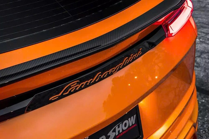 Thực ra, phiên bản RS chỉ mang màu Arancia ở ngoại thất, trong khi nhiệm vụ của Nero được đảm nhiệm bởi nhiều chi tiết đen bóng cùng hàng loạt chi tiết sợi carbon lộ ra ngoài.