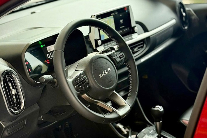 Trang bị an toàn của Kia Morning 2025 vẫn khá cơ bản với 2 túi khí, camera lùi, cảm biến hỗ trợ đỗ xe phía sau, hệ thống chống bó cứng phanh ABS, hệ thống hỗ trợ lực phanh khẩn cấp BA, hệ thống phân bổ lực phanh điện tử EBD và cảm biến áp suất lốp. Xe vẫn chưa có hệ thống kiểm soát hành trình Cruise Control như các đối thủ cùng phân khúc.