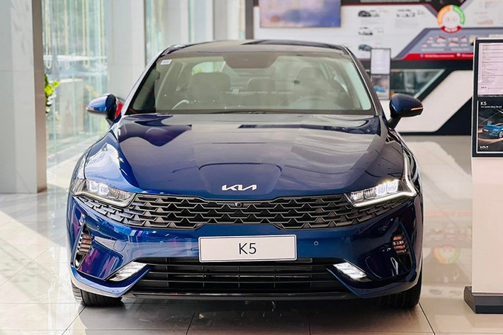 Ở vị trí thứ 5 là KIA K5. Ở vị trí thứ 5 là KIA K5 với 21 xe bán ra, tăng 16,7% so với tháng trước. Dù doanh số có cải thiện, cộng dồn từ đầu năm mẫu sedan hạng D này mới đạt 157 xe.