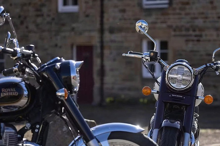 Dù mang dáng dấp của một mẫu xe cổ điển, Classic 650 lại được trang bị khá đầy đủ công nghệ thời hiện đại. Ngoài đèn LED, đồng hồ TFT, dẫn đường GPS, xe còn có cổng sạc USB, hệ thống điện tử tối ưu hóa hiệu suất và ABS hai kênh giúp kiểm soát phanh tốt hơn trên nhiều điều kiện đường.