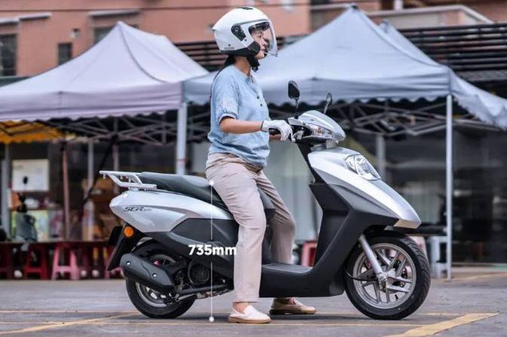 Mẫu xe NS125U 2025 có nhiều phiên bản để người tiêu dùng lựa chọn. Phiên bản cơ bản với phanh tang trống có giá 7.580 nhân dân tệ (28 triệu đồng), rẻ hơn so với nhiều mẫu xe cùng phân khúc. Người dùng có thể thêm 400 nhân dân tệ để trang bị bảo vệ cốp sau, giúp việc chở hàng hóa trở nên thuận tiện hơn.