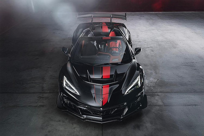 Về thiết kế, ZR1X khoác lên mình vẻ ngoài đậm chất chiến đấu. Gói ZTK hiệu suất cao mang lại bộ bodykit khí động học từ sợi carbon, lốp Michelin Pilot Sport Cup 2R, cùng phanh gốm carbon đường kính lên tới 16.5 inch, cùm phanh 10 piston phía trước.