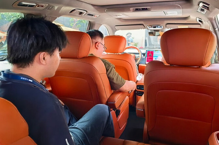 Các tiện nghi đáng chú ý bao gồm cần số đặt sau vô-lăng ba chấu, hốc trung tâm tích hợp sạc không dây và giá để cốc, hộc chứa đồ trượt có thể chuyển ra hàng ghế thứ hai, màn hình trần 30 inch dành riêng cho hàng ghế sau, tủ lạnh 9,1L, hệ thống âm thanh Flyme Auto, hệ thống treo khí nén hai buồng cao cấp.