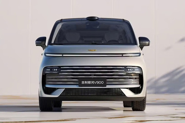 Phạm vi vận hành thuần điện của mẫu xe MPV này nằm trong khoảng 165 - 202km theo tiêu chuẩn CLTC. Mức tiêu thụ nhiên liệu của V900 khi pin cạn là 7 - 7,2 lít/100km.