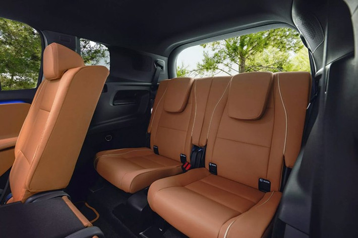 Về thiết kế ngoại thất, GLB mới chia sẻ ngôn ngữ thiết kế với các mẫu CLA và GLC mới ra mắt gần đây, nổi bật với mặt ca-lăng lớn, cụm đèn pha Full-LED tích hợp dải đèn định vị hình ngôi sao và dải đèn nối dài theo chiều ngang.