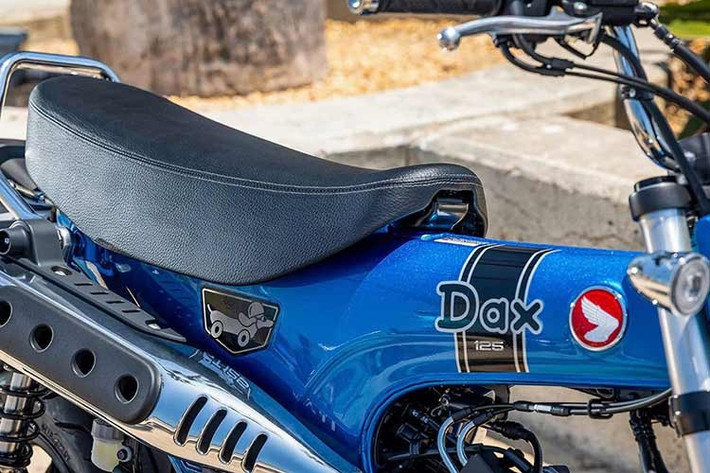Ngoài ra, cả hai phiên bản Dax 2026 thế hệ mới đều được trang bị logo “Dax” ở hông xe với tông màu khác biệt hơn, tăng thêm vẻ cao cấp và tạo sự khác biệt rõ rệt so với phiên bản trước.
