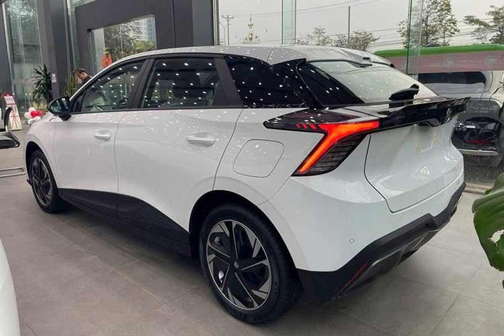 Cụ thể, MG4 được giảm giá từ 298-328 triệu đồng, tùy đại lý, ở bản LUX. Giá sau giảm của MG4 LUX hiện chỉ còn 620 triệu đồng thay vì mức niêm yết 948 triệu. Ngoài mức giảm giá sâu, MG4 còn được tặng kèm bộ sạc treo tường công suất 7 kW, bảo hiểm thân vỏ và một số phụ kiện chính hãng.