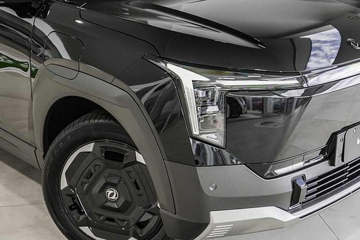 Mô-tơ điện kết hợp với pin lithium-sắt-photphat (LFP) dung lượng 51,87 kWh, cho phạm vi hoạt động ước tính 471 km theo chuẩn CLTC của Trung Quốc. Tuy nhiên, nếu quy đổi theo chuẩn WLTP, con số thực tế dự kiến chỉ rơi vào khoảng 330-380 km.