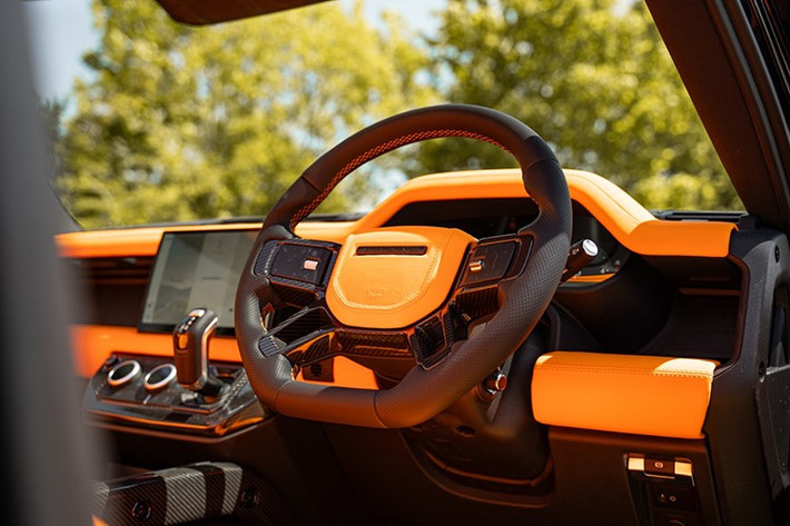 Gói Widetrack bao gồm vòm bánh xe mở rộng, nắp capo XRS (Extreme Road Series) với khe thoát khí sợi carbon lộ thiên, cánh gió trước, đèn DRL vuông, nắp gương sợi carbon và điểm nhấn sợi carbon trên khe hông “Best of British”. Xe được hoàn thiện với mâm hợp kim đen WX-2 R 23 inch của Urban, đi kèm lốp Yokohama Advan Sport.