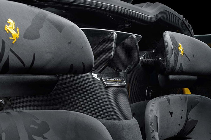 Ferrari không chỉ tạo ra một chiếc SP3 đặc biệt mà còn mang đến cho nó một diện mạo riêng biệt. Chiếc xe khoác lên mình lớp sơn hai tông màu nổi bật với sợi carbon lộ thiên và màu Giallo Modena, cùng dòng chữ "Ferrari" màu vàng chạy dọc trục giữa.