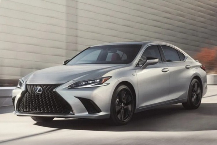 Lexus ES300h: 5,3 lít/100 km ﻿Dù nặng hơn Toyota Camry do được trang bị thêm nhiều tiện nghi cao cấp, Lexus ES300h vẫn đạt mức tiêu thụ nhiên liệu đáng nể chỉ 5,3 lít/100 km. Đây là mẫu sedan hạng sang hybrid tiết kiệm nhất hiện nay. Dự kiến, từ năm 2026, ES sẽ bước sang thế hệ mới với hệ truyền động hybrid được nâng cấp mạnh mẽ.