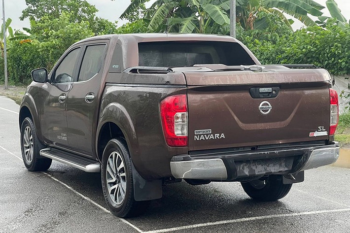 Tuy nhiên, trong quá trình sử dụng, nhiều người nhận thấy động cơ xe hoạt động hơi ồn, vô lăng nặng khi di chuyển trong phố, hệ thống treo không mang lại cảm giác êm ái như các đối thủ.