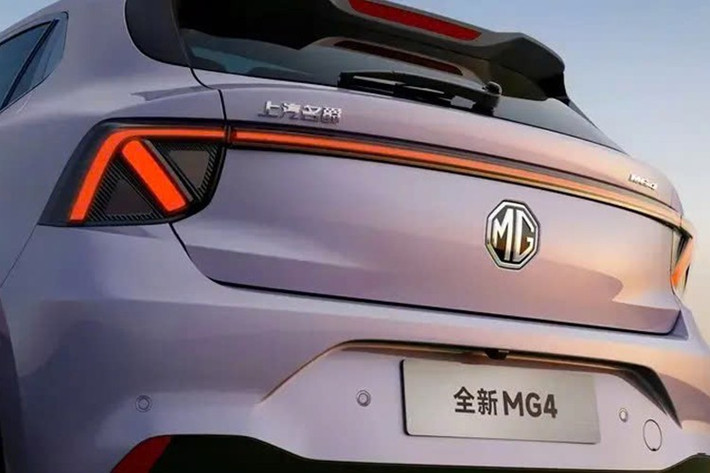 Không chỉ tăng kích thước, MG4 2026 còn được nâng cấp về mặt thiết kế. Bên ngoài, xe được bổ sung lưới tản nhiệt đóng kín, cụm đèn hậu hình mũi tên, nối với nhau bằng dải đèn LED nằm vắt ngang cửa cốp.