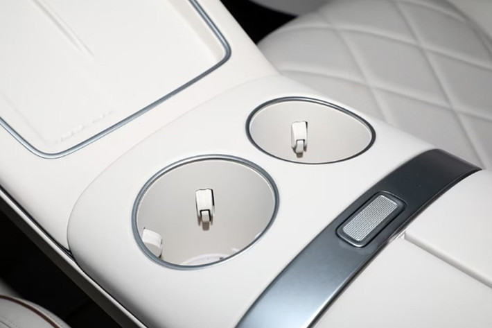 Ngoài ra, toàn bộ dòng xe đều có 9 túi khí tiêu chuẩn và dung tích cốp sau 405 lít. Fulwin A9L được trang bị hệ truyền động Kunpeng Hybrid C-DM 6.0, gồm động cơ xăng tăng áp 1.5T (154 mã lực, 220 Nm) và pin lithium iron phosphate 33,67 kWh, kết hợp hộp số DHTPro.