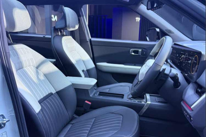 Dưới nắp ca-pô, Seltos 2026 vẫn cung cấp 3 tùy chọn động cơ gồm máy xăng 1.5L hút khí tự nhiên, máy dầu 1.5L và đặc biệt là khối động cơ xăng 1.5L Turbo mạnh mẽ nhất phân khúc. Các tùy chọn hộp số cũng rất đa dạng từ số sàn 6 cấp, số sàn không chân côn iMT đến hộp số tự động ly hợp kép 7 cấp DCT.