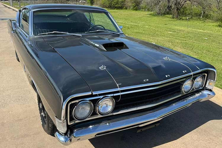 Mỗi chiếc Cobra đều được trang bị tiêu chuẩn động cơ 428 Cobra Jet với công suất 335 mã lực và mô-men xoắn 440 lb-ft (597 Nm) – mặc dù con số thực tế có thể gần hơn 400 mã lực. Khách hàng có thể lựa chọn hộp số sàn bốn cấp Top-Loader hoặc hộp số tự động C6, cả hai đều dẫn động cầu sau, và có sẵn tỷ số truyền 3.91 hoặc 4.30 cho các cuộc đua drag.